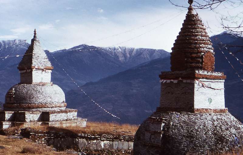 48-HimalayanPass-Stupas-ManeWalls